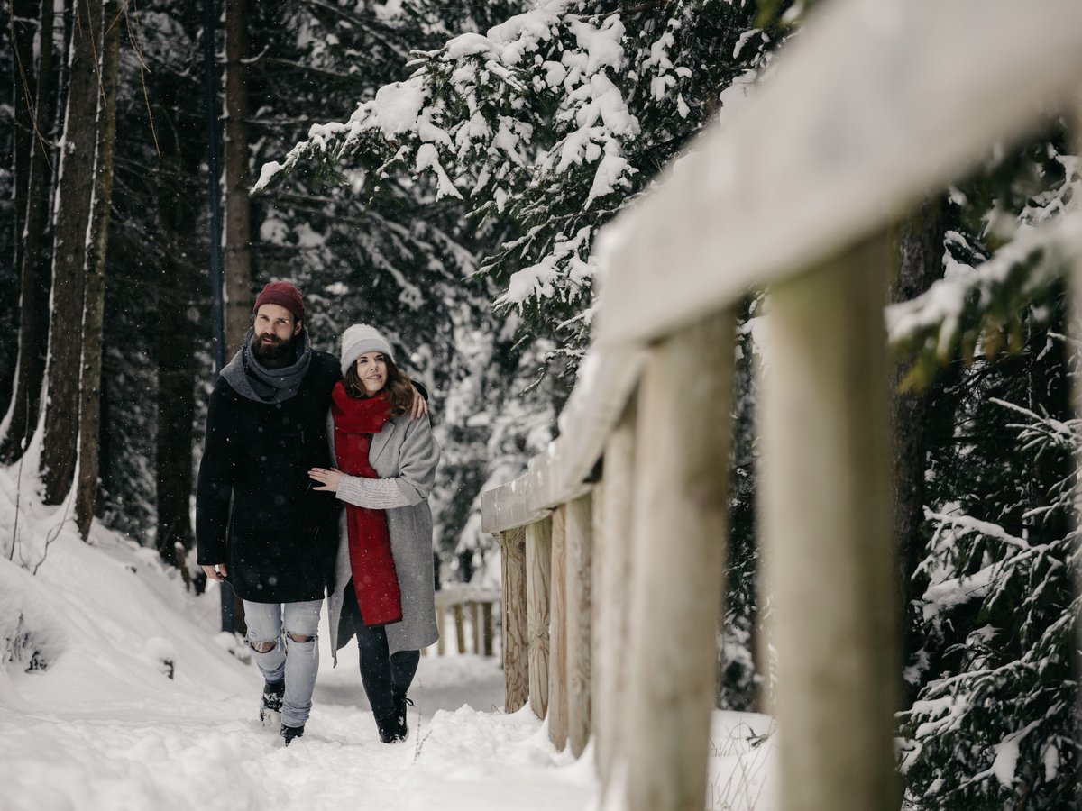 Paare_Spazieren_wandern_Winter © TVB St. Anton am Arlberg_Foto by Christoph Schoech (54).jpg